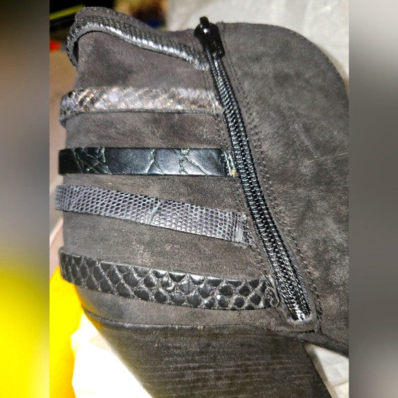 NIB! AUTHENTIC!! Elena Lachi Women's Black Suede Bootie Size 11B - Picture 8 of 12